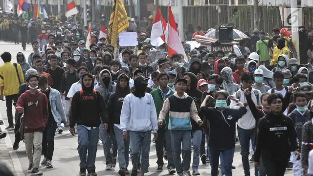 Massa Demonstrasi di Depan DPR