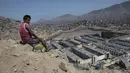 Warga melihat Penjara Lurigancho dari puncak bukit saat terjadi  protes, Lima, Peru, Selasa (28/4/2020). Narapidana mengeluhkan pihak berwenang tidak berbuat cukup untuk mencegah penyebaran COVID-19 dalam penjara. (AP Photo/Rodrigo Abd)