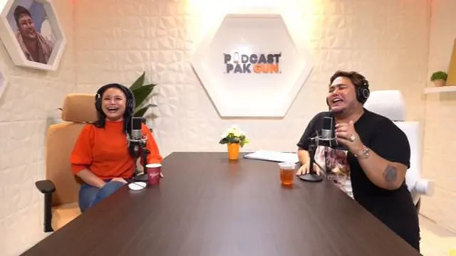 Ivan Gunawan mewawancarai Rossa di Podcastnya