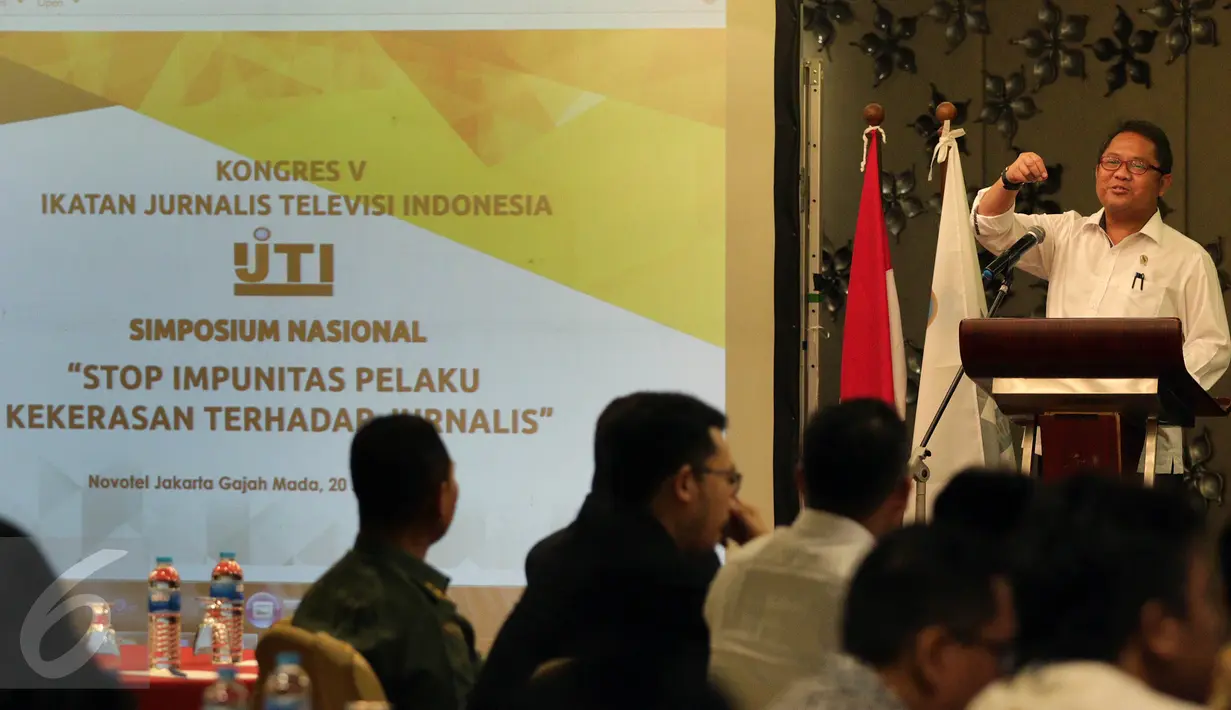 Menkoinfo, Rudiantara memberikan sambutan saat menghadiri acara Kongres V Ikatan Jurnalis Televisi Indonesia, di Jakarta, Jumat (20/1). Acara tersebut mengambil tema "Stop Impunitas Pelaku Kekerasan Terhadap Jurnalis". (Liputan6.com/Johan Tallo)