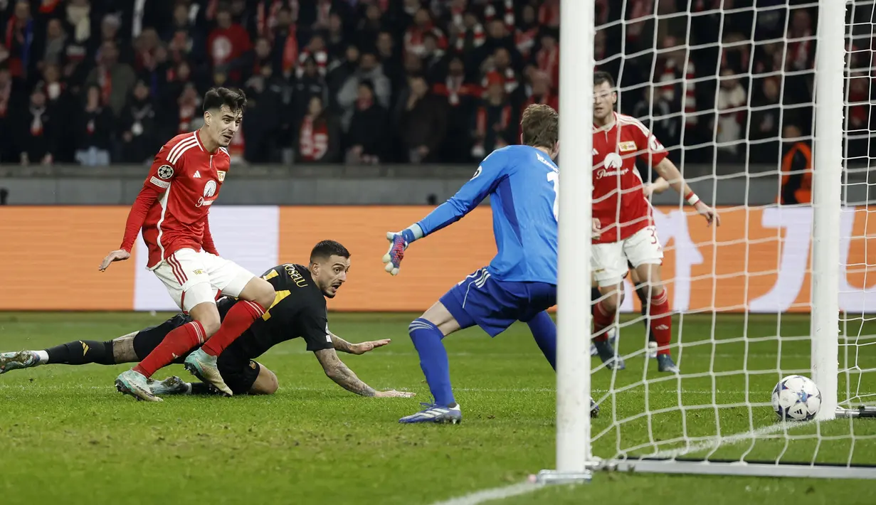 Pemain Real Madrid, Joselu mencetak gol ke gawang Union Berlin pada laga lanjutan Grup C Liga Champions 2023/2024 melawan Union Berlin di Olympiastadion, Berlin, Jerman, Rabu (13/12/2023) dini hari WIB. (AFP/Odd Andersen)
