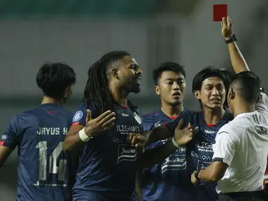 Gelandang Arema FC Jayus Haryono mendapat kartu merah pada menit ke-3 pada laga melawan PSM Makassar. Jayus diganjar kartu merah oleh wasit Agus Arifin Fauzan dari Yogyakarta setelah melanggar Sutanto Tan. (Foto: Bola.com/M Iqbal Ichsan)