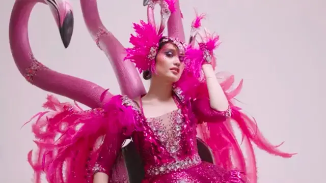 Potret Cinta Laura Sebagai Ikon Jember Fashion Carnaval 2021. (Sumber: Instagram/claurakiehl)