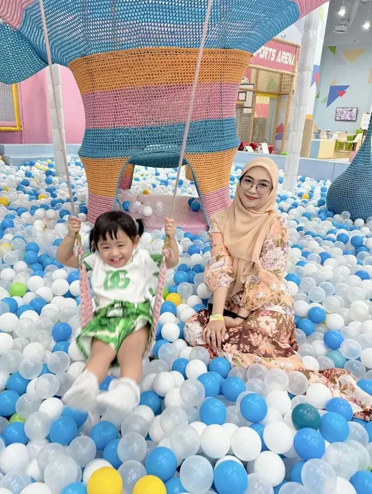 Selesai acara ultah, Ricis membawa Moana bermain di wahana permainan mandi bola. Ricis terlihat bangga melihat tumbuh kembang sang anak. Moana tampak begitu senang saat bermain ayunan di atas hamparan bola. Di usia 2 tahun, Moana dapat banyak doa dan cinta dari orang-orang terdekatnya. (Liputan6.com/IG/@riaricis1795)