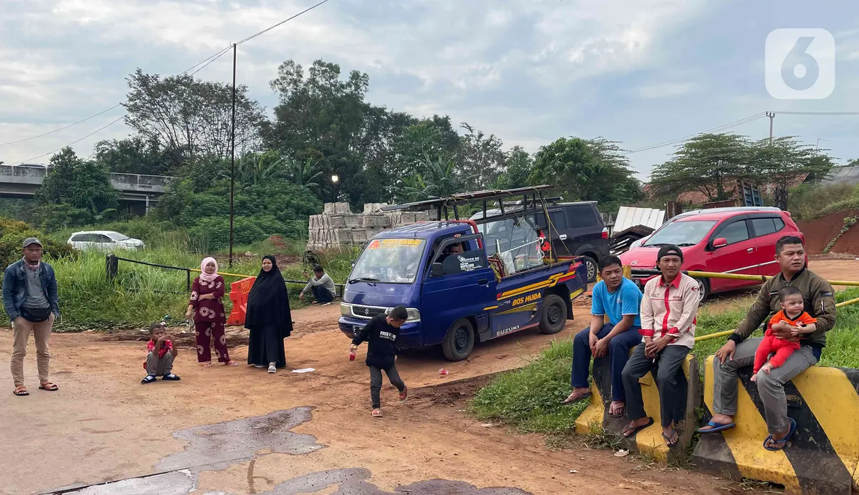 <p>Sejumlah pengendara arah Jakarta sedang menunggu di gerbang  pintu tol Sadang, Jawa Barat, Sabtu (30/4/2022).  Sejumlah pengendara terpaksa harus menggugurkan berjam-jam akibat pemberlakuan one way di ruas jalan tol Jakarta-Cikampek.  (Liputan6.com/Angga Yuniar)</p>
