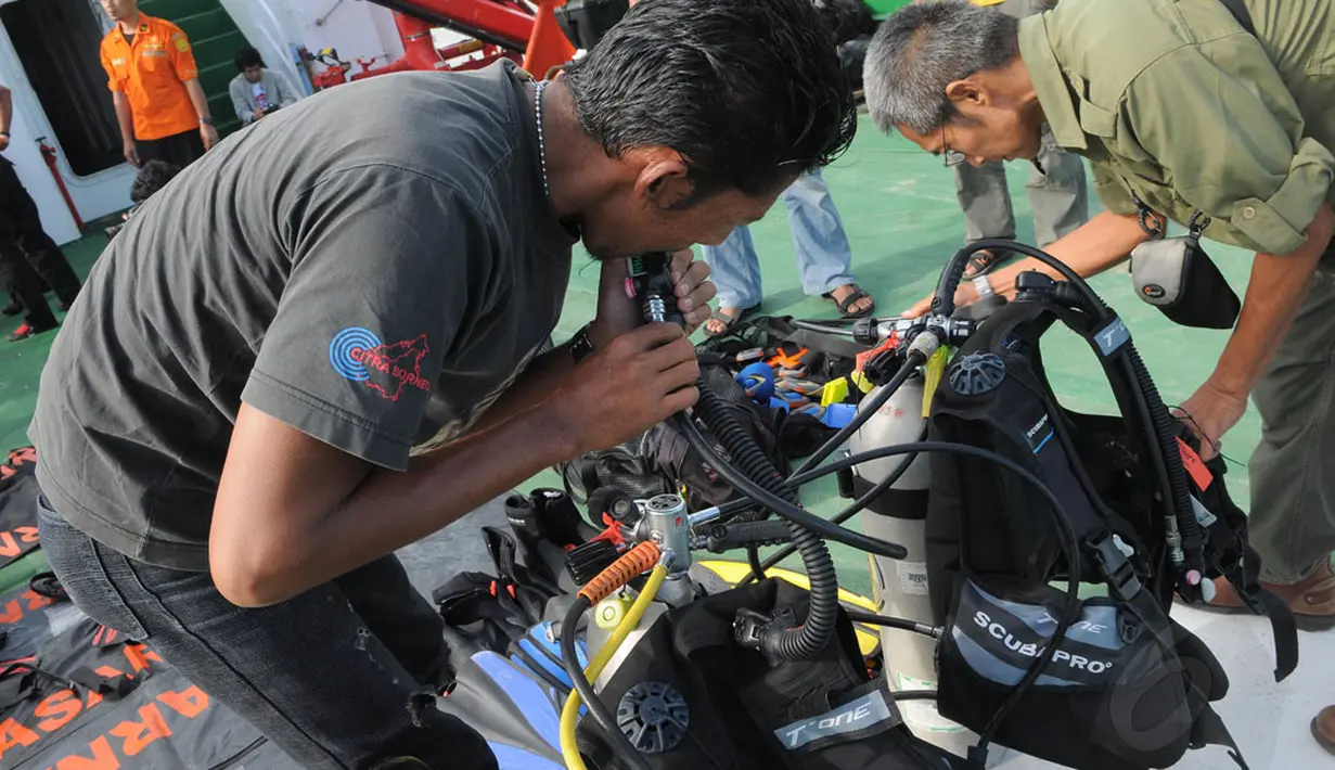 Tim Penyelam Basarnas melakukan persiapan pencarian korban pesawat AirAsia QZ8501 di perairan selat Karimata Kalimantan Tengah, Jumat (2/1/2015). Beberapa penyelam mengecek kesiapan peralatan di atas KM SAR Purworejo. (Liputan6.com/Herman Zakharia)