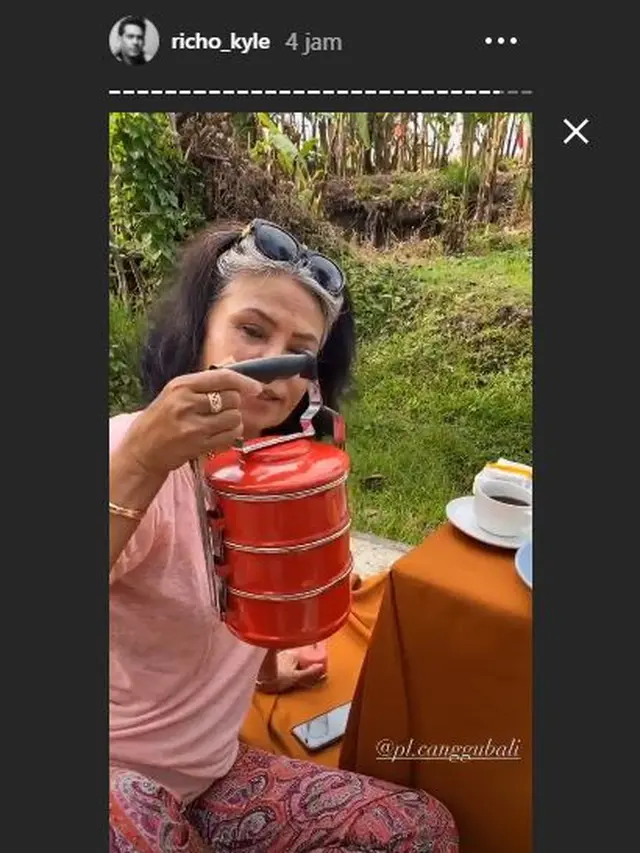 5 Potret Richard Kyle Piknik Bareng Mama di Bali, Sampai Bawa Rantang