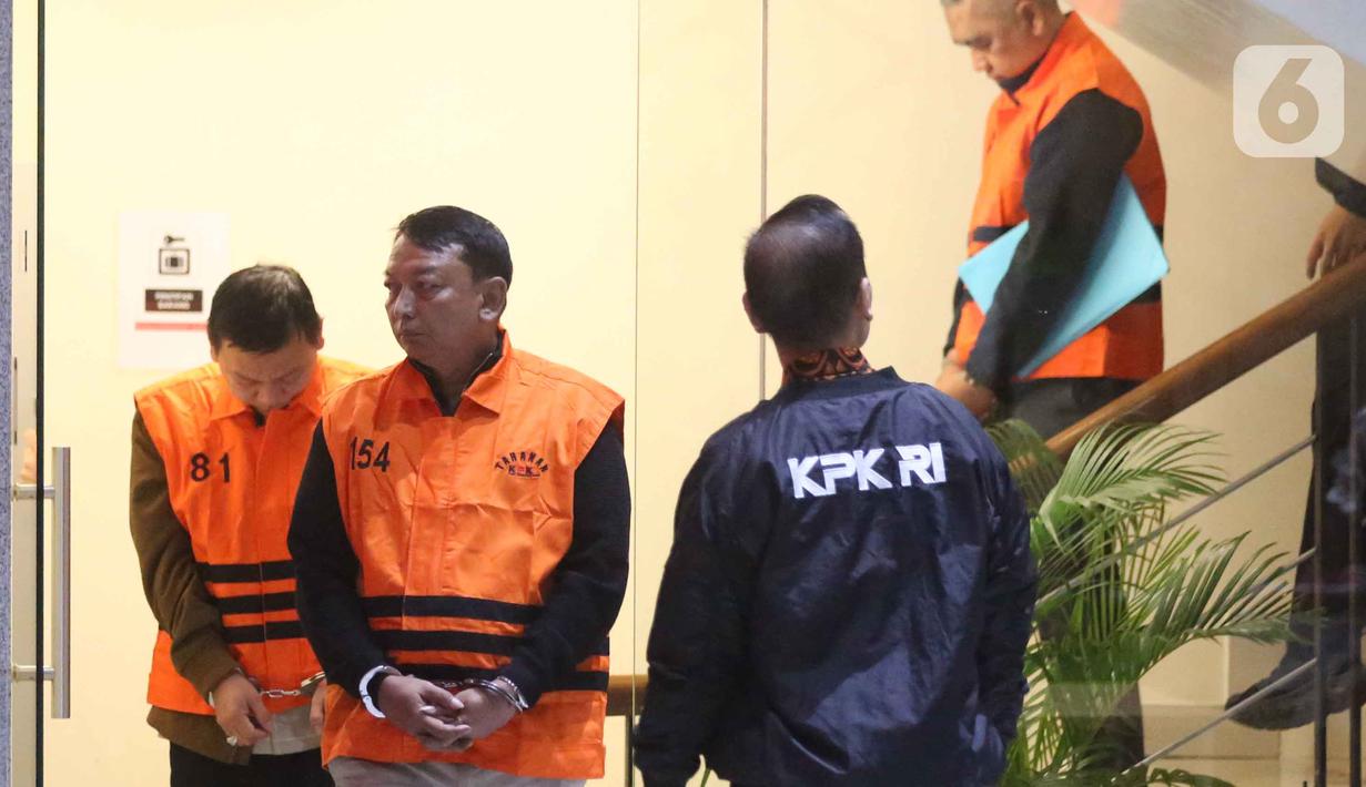 Selain menangkap para tersangka, tim KPK juga menyita uang tunai senilai Rp 850 juta dalam sebuah tas atau ransel serta barang elektronik. Tampak dalam foto, Ketua Pengadilan Negeri Depok, I Wayan Eka Mariarta (kedua kiri) bersama Wakil Ketua Pengadilan Negeri Depok, Bambang Setyawan, saat dibawa menuju mobil tahanan di Gedung Merah Putih Komisi Pemberantasan Korupsi (KPK), Jakarta, Sabtu (7/2/2026). (Liputan6.com/Helmi Fithriansyah)