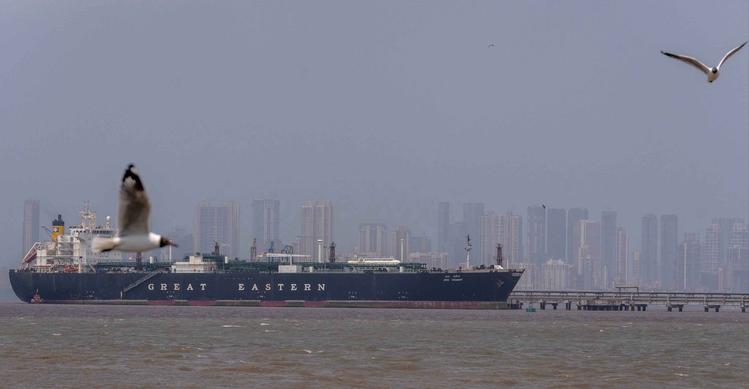 Kapal pengangkut Liquefied Petroleum Gas (LPG) berbendera India, Jag Vasant, yang mengangkut gas minyak cair, terlihat di Pelabuhan Mumbai, India, setelah tiba melewati Selat Hormuz, Rabu, 1 April 2026. Kapal pengangkut Liquefied Petroleum Gas (LPG) berbendera India, Jag Vasant, tiba di Pelabuhan Mumbai, India. (AP Photo/Rafiq Maqbool)