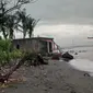 Abrasi di Pantai Karangwinong, kawasan muara Sungai Serayu, Cilacap sudah mencapai pekarangan dan merusak rumah warga. (Foto: Liputan6.com/JPL Cilacap/Muhamad Ridlo)