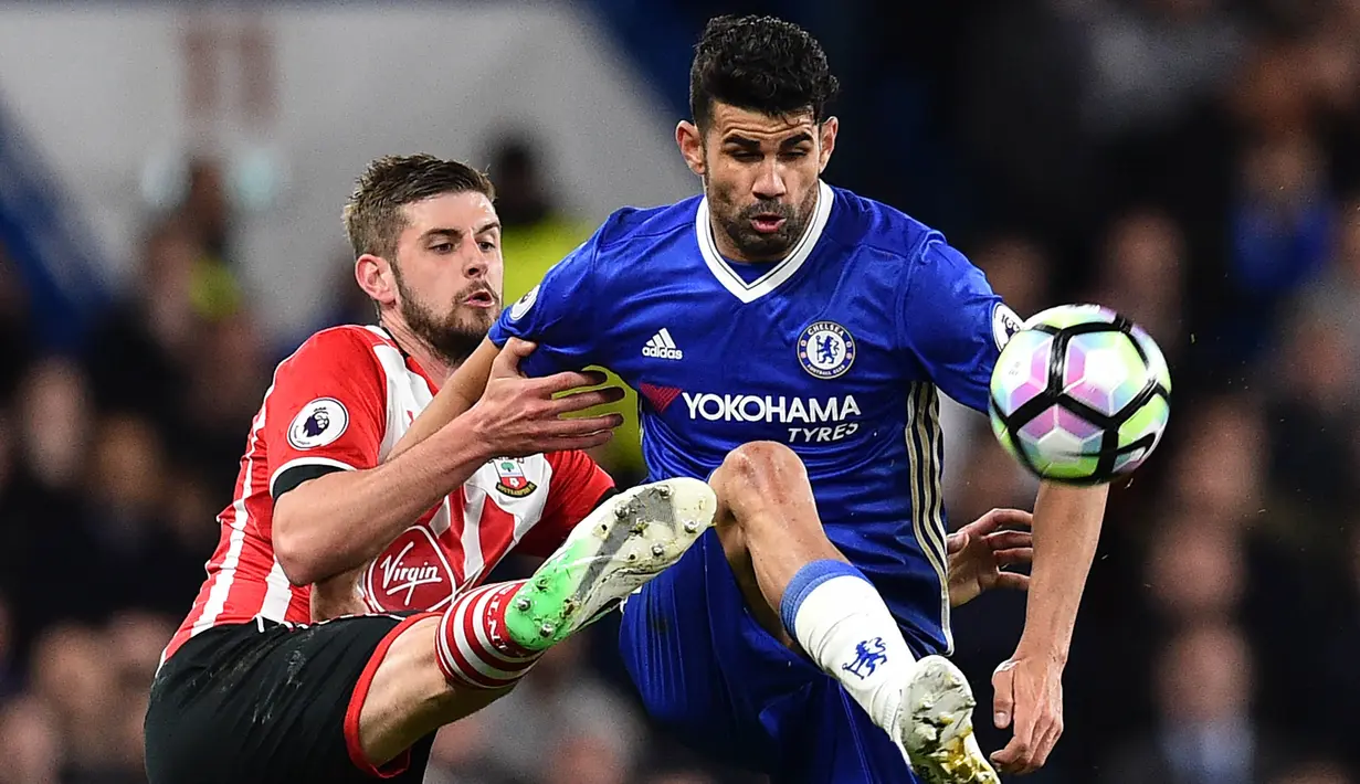 Striker Chelsea, Diego Costa, berebut bola dengan bek Southampton, Jack Stephens, pada laga Premier League di Stadion Stamford Bridge, London, Selasa (25/4/2017). Chelsea menang 4-2 atas Southampton. (AFP/Glyn Kirk)
