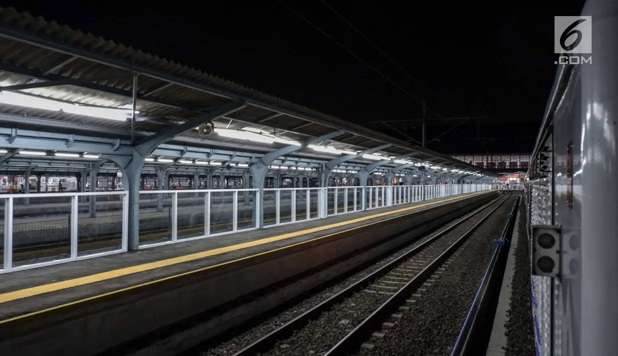 Suasana Stasiun Jakarta Kota, Rabu (29/5/2019). PT KAI (Persero) difungsikannya Stasiun Jakarta Kota yang berlokasi di kawasan Kota Tua, Jakarta, sebagai stasiun keberangkatan dan kedatangan kereta api jarak jauh. (Liputan6.com/Faizal Fanani)