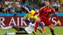 Penyerang Swedia Ola Toivonen (tengah) mencetak gol saat melawan Jerman pada pertandingan Piala Dunia 2018 di Stadion Fisht, Rusia (23/6). Jerman sempat tertinggal terlebih dahulu pada babak pertama oleh gol Ola Toivonen. (AP/ Frank Augstein)