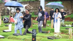 Isak Tangis dan Doa Iringi Pemakaman Personel God Bless Donny Fattah di TPU Kampung Kandang