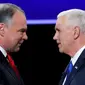 Kandidat calon wakil presiden (cawapres) Amerika Serikat (AS), yakni Tim Kaine dan Mike Pence berjabat tangan jelang dimulainya debat cawapres AS di Longwood University, Virginia, Selasa (4/10). (REUTERS/Kevin Lamarque)