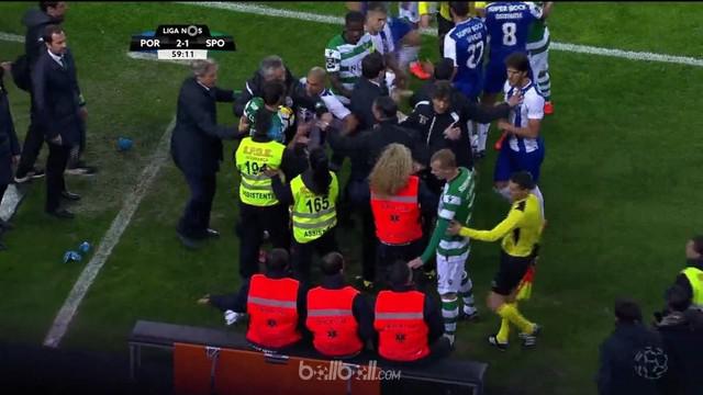 FC Porto mampu bertahan dari tekanan di dalam dan luar lapangan yang diberikan oleh Sporting Lisbon sekaligus menjaga peluang juar...