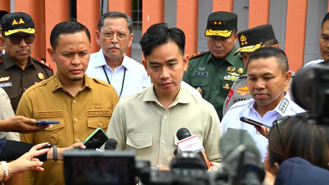 Wakil Presiden (Wapres) RI, Gibran Rakabuming Raka Usai Meninjau Sekolah Rakyat Abiseka di Pekanbaru, Riau pada Senin (28/7/2025)