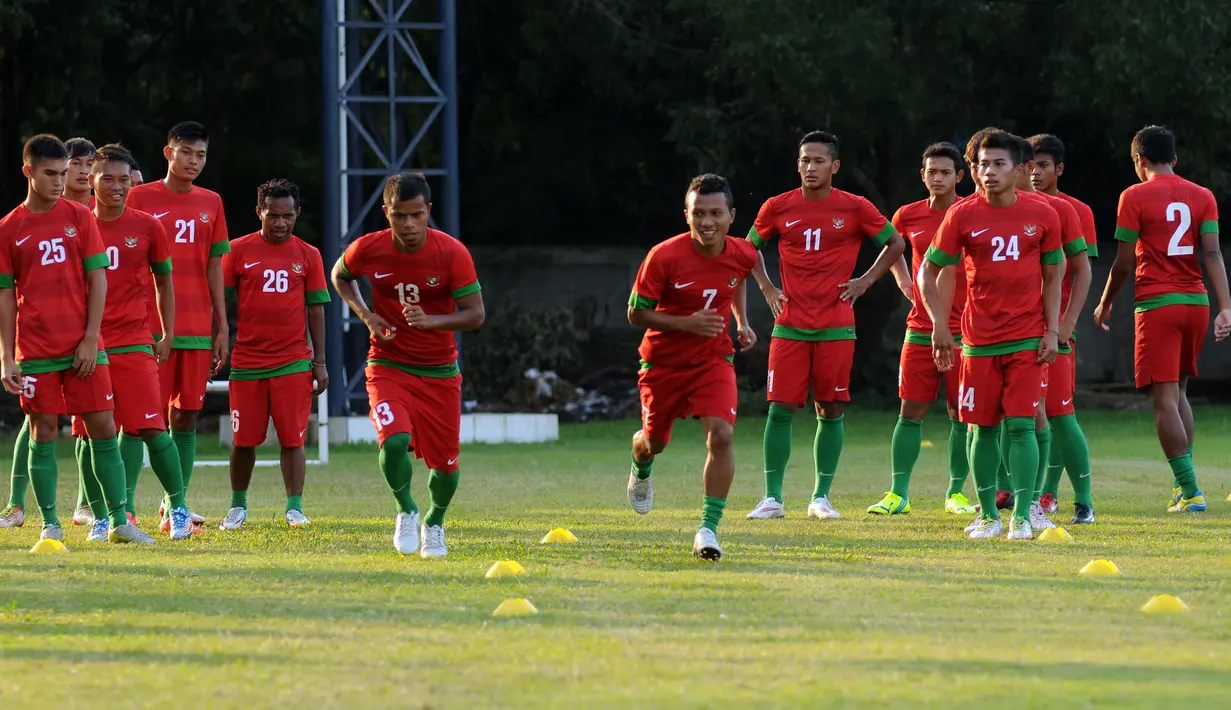 Timnas Indonesia U-23 kembali melakukan latihan di Lapangan Sutasoma Halim Perdanakusuma, Jakarta, Sabtu (23/5/2015). Tampak, kapten timnas U-23, Manahati Lestusen (13) beradu cepat berlari dengan Hendra Adi Bayauw. (Liputan6.com/Helmi Fithriansyah)