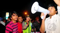 Aparat kepolisian terlihat berusaha membubarkan aksi demonstrasi mahasiswa yang digelar di depan kampus IISIP Jakarta, Rabu (20/5/2015). (Liputan6.com/Yoppy Renato)