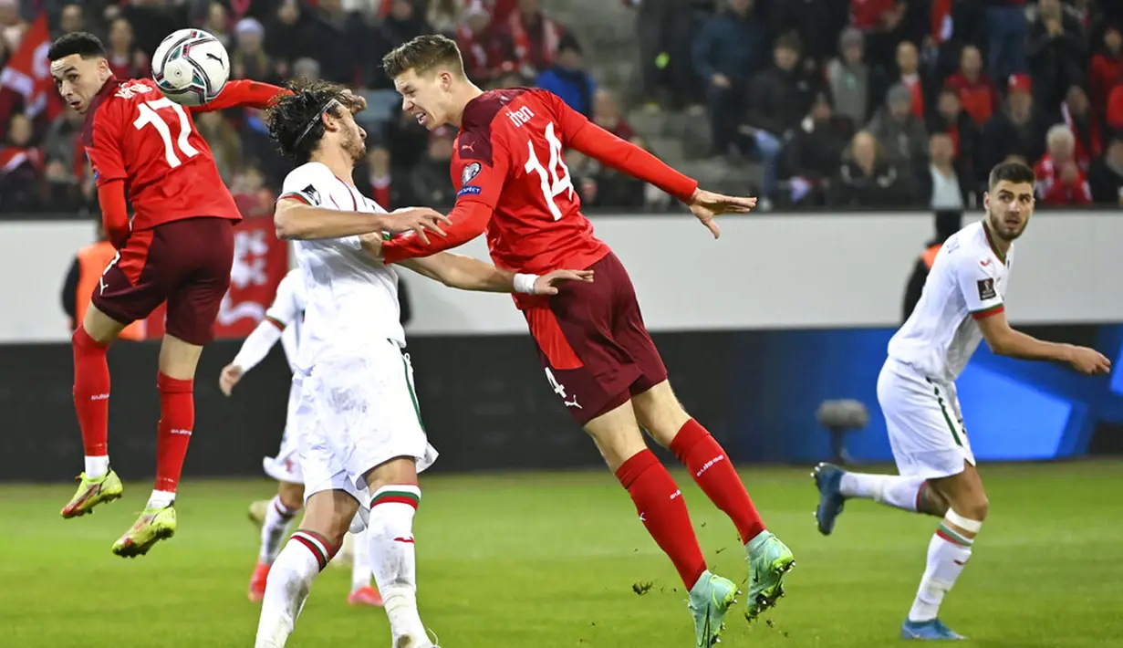 Pemain Swiss Cedric Itten (tengah) mencetak gol ke gawang Bulgaria pada pertandingan sepak bola kualifikasi Piala Dunia 2022 di Stadion Swissporarena, Lucerne, Swiss, 15 November 2021. Swiss menang 4-0. (Alessandro della Valle/Keystone via AP)
