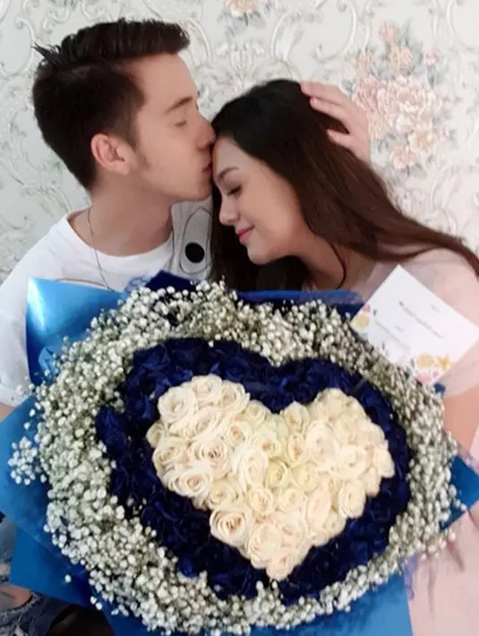 "Ya menjelang melahirkan ini persiapan sebagai orangtua saja. Dan sebelum ini juga aku sudah menjadi orangtua. Aku sudah siap lahir batin ya," ujar Celine Evangelista. (Instagram/celineevangelista)