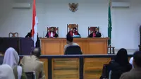 Gubernur Rusli Habibie mendengarkan tuntutan JPU di Pengadilan Tipikor Gorontalo, Selasa (29/9/2015). (Liputan6.com/Aldiansyah Mochammad Fachrurrozy)
