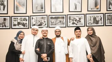 Taqy Malik membagikan potret kenangan kebersamaanya dengan Habib Hasan semasa hidup. Hafiz Qur'an tersebut mengucap selamat jalan kepada sang habib. Tampak pula di samping Taqy ada sang istri, Serell Nadirah. Selain itu juga ada almarhum Ameer Azzikra dan Nadzira Shafa sang istri, serta Syakir Daulay. (Liputan6.com/IG/@taqy_malik)