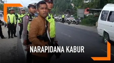 Polisi daerah provinsi Riau gelar razia di daerah perbatasan kabupaten, memburu belasan narapidana yang kabur saat kerusuhan pecah di rumah tahanan Siak hari Sabtu (8/5) lalu.