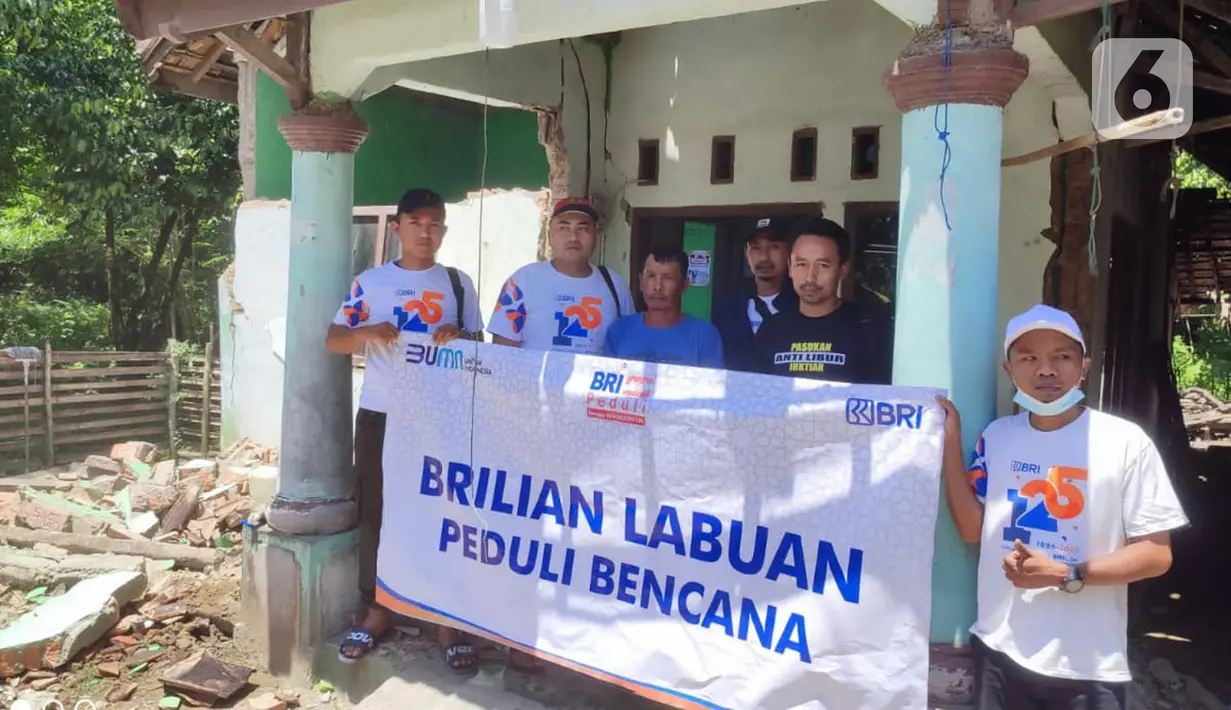 Insan BRILian (Pekerja BRI) foto bersama pada penyaluran bantuan paket makanan cepat saji kepada warga terdampak gempa di Kecamatan Cimanggu, Banten. BRI bergerak cepat memberikan bantuan tanggap darurat Peduli Bencana Gempa Banten yang mengguncang wilayah Pandeglang. (Liputan6.com/HO/Humas BRI)