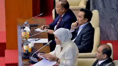 Ketua sementara 'DPR Tandingan', Ida Fauziyah, dari Fraksi PKB memimpin rapat paripurna, Jakarta, Selasa (4/11/2014). (Liputan6.com/Andrian M Tunay)