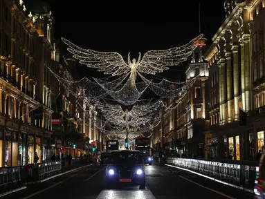 Berbagai dekorasi lampu Natal terlihat menghiasi sepanjang Regent Street di pusat kota London, Inggris (30/11/2020). (Xinhua/Han Yan)