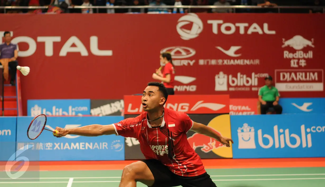 Pebulutangkis tunggal putra Indonesia, Tommy Sugiarto berusaha mengembalikan bola saat berlaga melawan Pablo Abian (Spanyol) di Total BWF World Championships 2015 di Jakarta, Senin (10/8/2015). Tommy unggul 21-16, 21-13. (Liputan6.com/Helmi Fithriansyah)