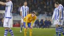Pemain  Barcelona, Lionel Messi tertunduk lemas usai timnya kalah dari Real Siciedad 1-0 pada lanjutan. (REUTERS/Vincent West)