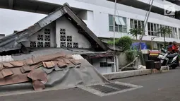 Kondisi sebuah rumah usang yang berada di halaman belakang apartemen Thamrin Executive Residence, Kebon Melati, Jakarta, Minggu (22/9/2019). Bertahan di tengah gedung pencakar langit membuat pemilik rumah, Lies (46), harus berebut air bersih dengan apartemen. (merdeka.com/Iqbal S Nugroho)