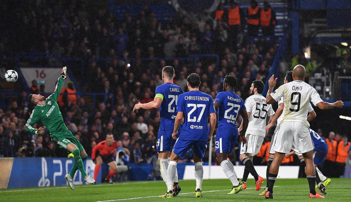 Kiper Qarabag, Ibrahim Sehic, gagal mengamankan gawang dari sundulan bek Chelsea, Cesar Azpilicueta, pada laga Liga Champions di Stadion Stamford Bridge, London, Selasa (12/9/2017). Chelsea menang 6-0 atas Qarabag. (AFP/Ben Stansall)