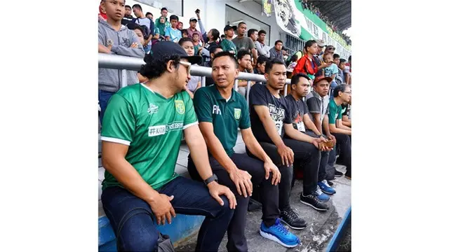 6 Gaya Isa Bajaj Mendukung Persebaya, Bukti Fans Fanatik