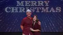 Franda dan Samuel Zylgwyn rayakan Natal dengan baju bernuansa warna merah maroon. Franda mengenakan long dress maroon bercorak dipadukan heels strap putih. [@frandaaa87]