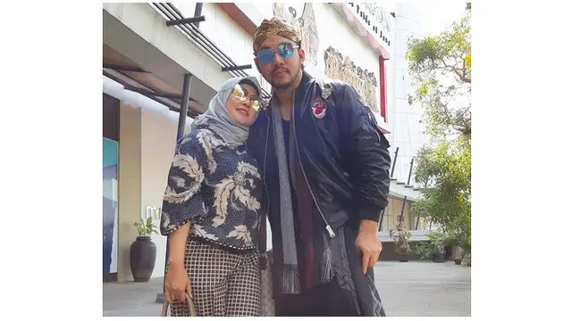 Potret Kebersamaan Sandy Tumiwa dan Vivi Paris