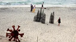 Orang-orang menyaksikan pameran patung bertajuk Sculpture by the Sea di Pantai Cottesloe di Perth, Australia, pada 6 Maret 2020. Ajang pameran patung terbesar gratis untuk publik di dunia ini berlangsung hingga 23 Maret 2020 mendatang. (Xinhua/Zhou Dan)