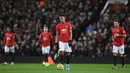 Striker Manchester United, Anthony Martial, tampak kecewa usai dibobol Aston Villa pada laga Premier League di Stadion Old Trafford, Manchester, Minggu (1/12). Kedua klub bermain imbang 2-2. (AFP/Oli Scarff)