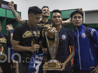 Para pemain Arema FC merayakan keberhasilan meraih Piala Presiden 2017 di ruang ganti Stadion Pakansari, Jawa Barat, Minggu (12/3/2017). Arema FC menang 5-1 atas Borneo FC pada laga final. (Bola.com/Vitalis Yogi Trisna)