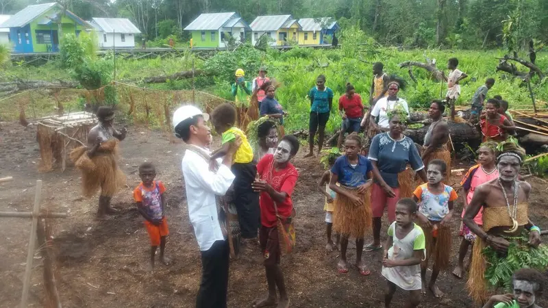 Presiden Jokowi menggendong seorang anak saat berkunjung ke Kabupaten Asmat, Papua