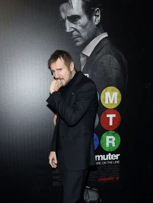 Aktor Liam Neeson berpose untuk fotografer ketika menghadiri premiere film terbarunya, THE COMMUTER, di New York, 8 Januari 2018. Dengan memicingkan matanya, Liam pun tak segan berpose keren di depan paparazzi. (Jamie McCarthy / GETTY IMAGES / AFP)