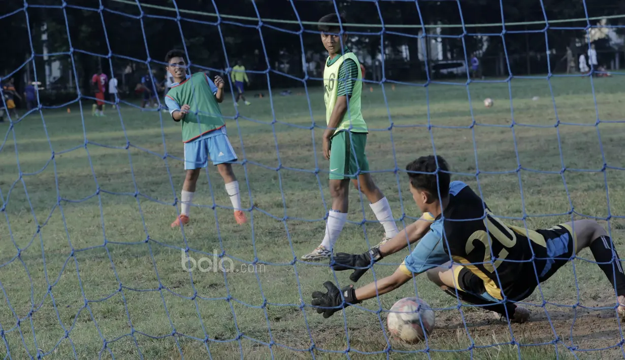 Sejumlah pemain Persija Jakarta U-17 melakukan sesi  latihan perdana usai libur lebaran di Lapangan Banteng, Jakarta, Sabtu (2/7/2017). Latihan tersebut untuk persiapan jelang Piala Suratin U-17. (Bola.com/M Iqbal Ichsan)
