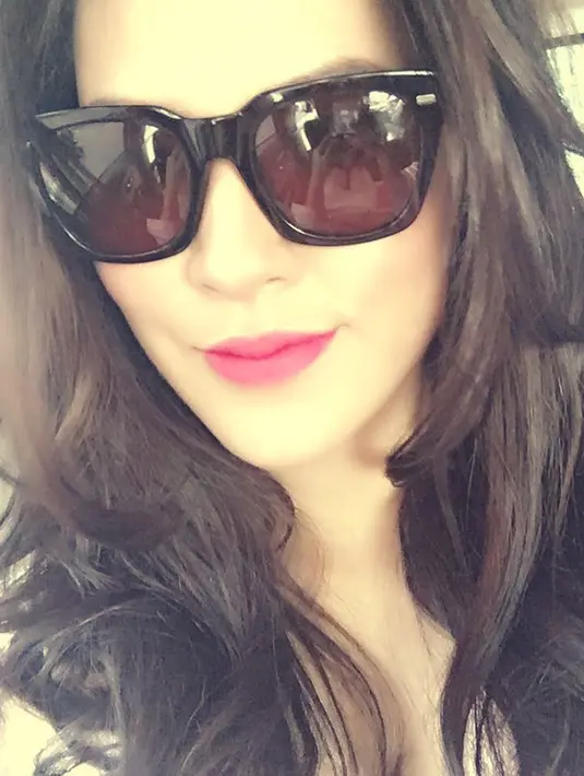 Sedari dulu Raisa sudah tampil kece dan kekinian. Kacamata hitam yang dikenakannya kian memperlihat sisi keren dari perempuan berusia 32 tahun. Cantiknya Raisa ini memang jadi pusat perhatian warganet sedari dulu. Tak heran ketika Raisa menikah banyak warganet yang merasakan patah hati. (Liputan6.com/IG/@raisa6690)