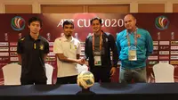 Rizky Pellu dan pelatih PSM, Bojan Hodak, dalam sesi konferensi pers jelang melawan Tampines Rovers di Piala AFC 2020 di Stadion Jalan Besar, Singapura (11/2/2020). (Bola.com/Abdi Satria)