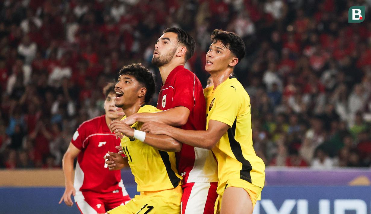 Jens Raven (tengan) tampak dijaga ketat oleh dua pemain Malaysia  pada laga pemungkas Grup A Piala AFF U-23 2025, Senin (21/7/2025). (Bola.com/Abdul Aziz)