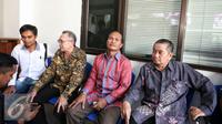 Daeng Azis duduk menunggu saat mendatangi Komnas HAM, Jakarta, Senin (15/2). Daeng ke Komnas HAM bermaksud mengadukan rencana relokasi red light district Kalijodo oleh Gubernur DKI Basuki Tjahaja Purnama (Ahok). (Liputan6.com/Faizal Fanani)