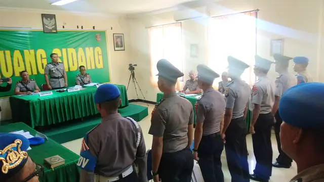 Dari 5 orang yang disidang, Kasat Reskrim AKP Diki Kurniawan tak menjalani persidangan.(Liputan6.com/Ahmad Akbar Fua)