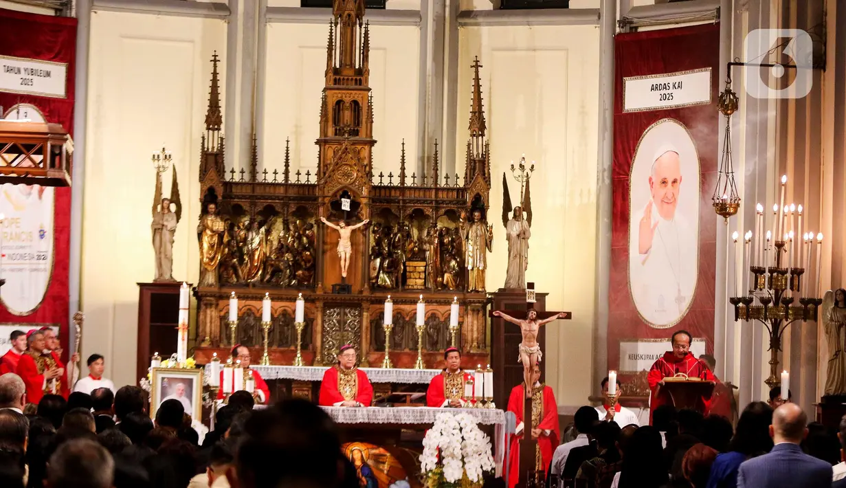 Suasana Misa Requiem atau Misa Arwah atas meninggalnya Paus Fransiskus di Gereja Katedral Jakarta, Kamis (24/4/2025) sore. (Liputan6.com/Herman Zakharia)